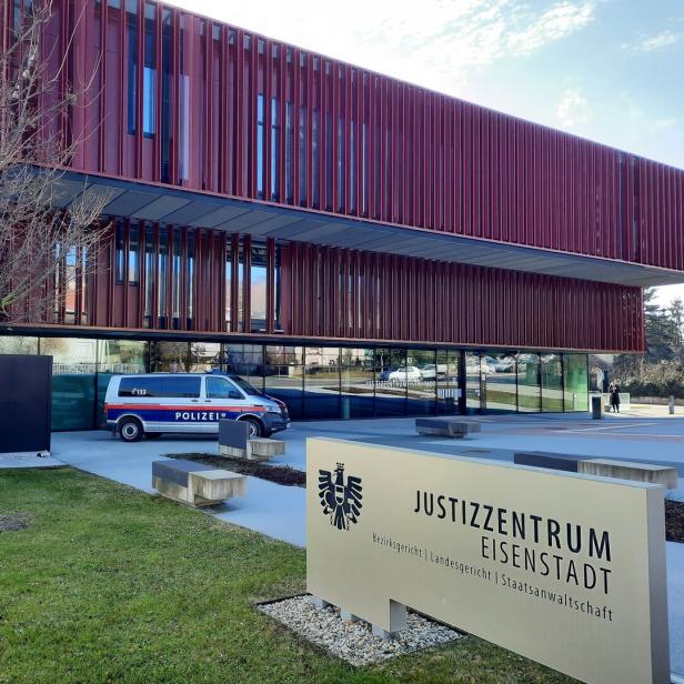 Das Justizzentrum Eisenstadt mit einem Polizeiwagen davor.