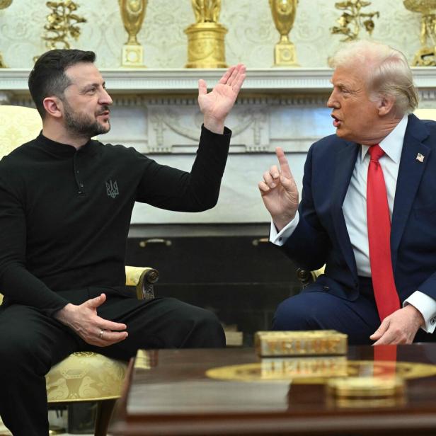 Wolodymyr Selenskyj und Donald Trump sitzen sich gegenüber und gestikulieren.