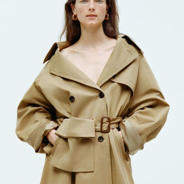 Klassischer Trenchcoat von Arket.
