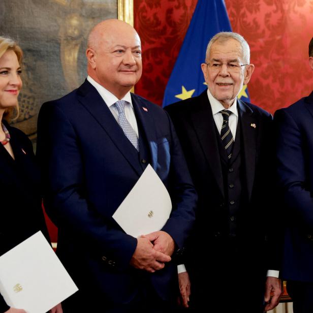 Meinl Reisinger, Stocker und Babler haben vereinbart, wer wen vorschlagen darf. Bestellt wird dann von Bundespräsident Van der Bellen. 
