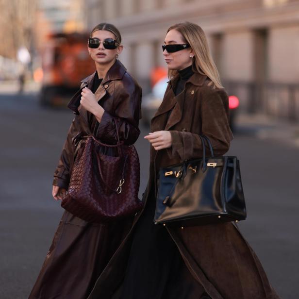 Sophia Geiss (links) mit der „Andiamo“-Bag von Bottega Veneta und Sonia Lyson mit einer Birkin-Bag von Hermes.
