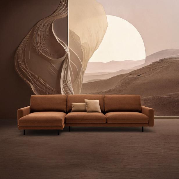 Eine Melange aus warmen Erdtönen, die Eleganz verspricht. Ein cognacfarbenes Sofa ist ein Highlight in jedem Raum. Von Rolf Benz, rolf-benz.com