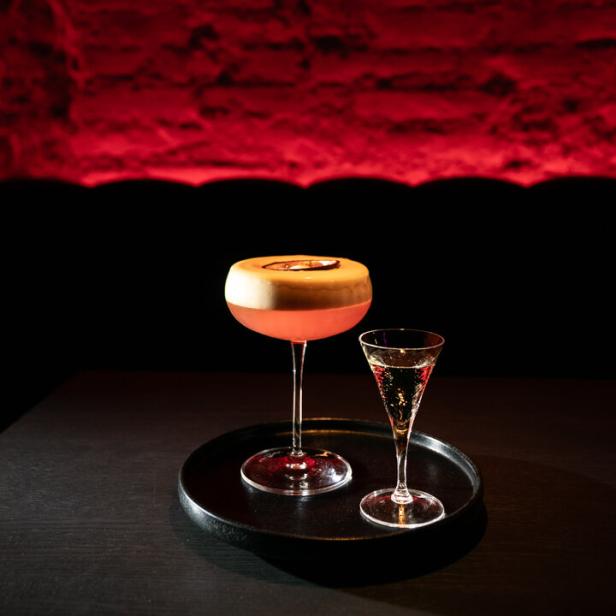 Ein Pornstar Martini im GK-Stil steht neben einem Glas Sekt.