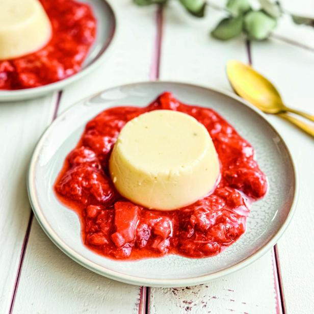 Rhabarber-Erdbeer-Panna Cotta.