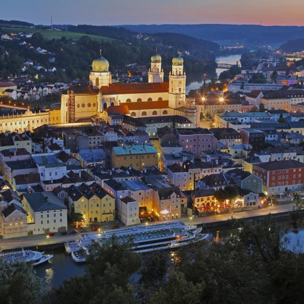 Eine Altstadt von oben, beleuchtet 