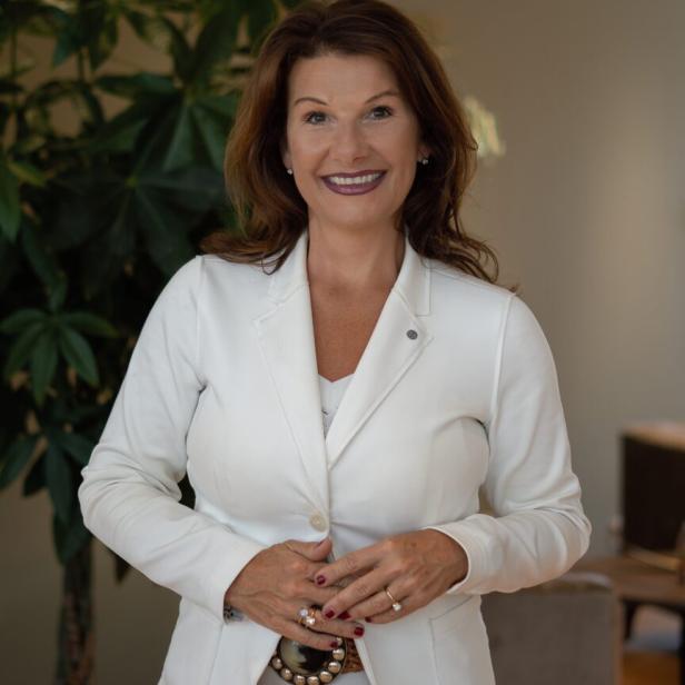 Manuela Lindlbauer, Personalprofi von „Lindlpower“ Botox als Karrierespritze: Die Macht der Attraktivität in der Arbeitswelt