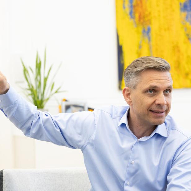 Wirtschaftsminister Wolfgang Hattmannsdorfer gestikuliert im Gespräch.