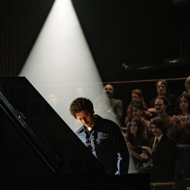 Keith Jarrett (John Magaro) spielt sein legendäres Improvisations-Solokonzert in der Kölner Oper: „Köln 75“ von Ido Fluk