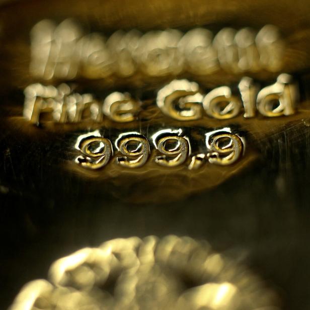 Nahaufnahme eines Goldbarrens mit der Prägung „Fine Gold 999,9“.
