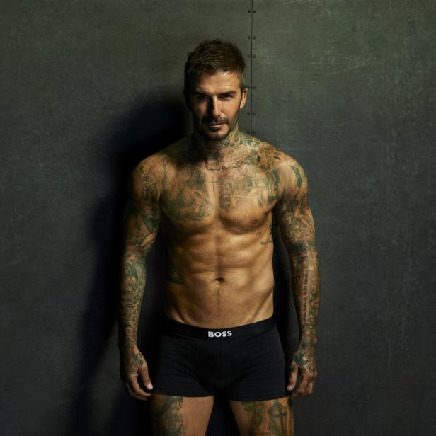 David Beckham posiert mit nacktem Oberkörper und Tattoos für eine Boss-Werbung.