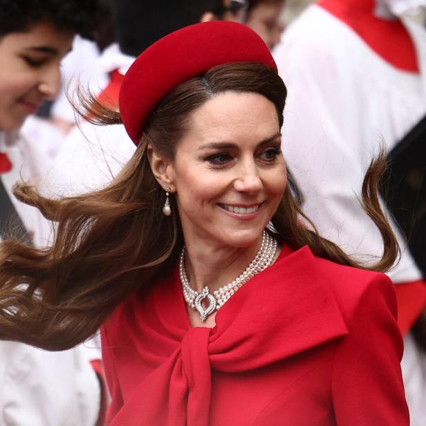 Prinzessin Kate trägt ein rotes Kleid und einen passenden Hut.