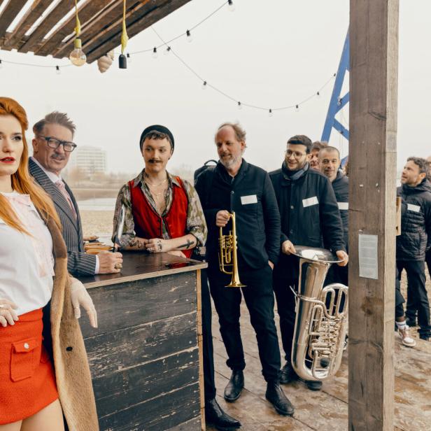 „Das Lied vom Rand der Welt“: Die Handlung wird in eine Sumpflandschaft verlegt – mit Miriam Kutrowatz (Arsena), Tobias Moretti (Zsupán), David Kerber (Barinkay) und Musicbanda Franui