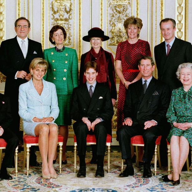 Ein formelles Gruppenfoto der britischen Königsfamilie und Gästen in einem opulenten Raum.