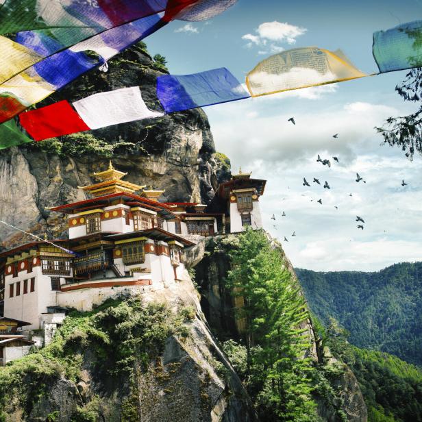Spektakulär: Das Taktsang Kloster thront auf einer Felsklippe – der legendäre buddhistische Gelehrte Guru Rinpoche erreichte es auf einem fliegenden Tiger.