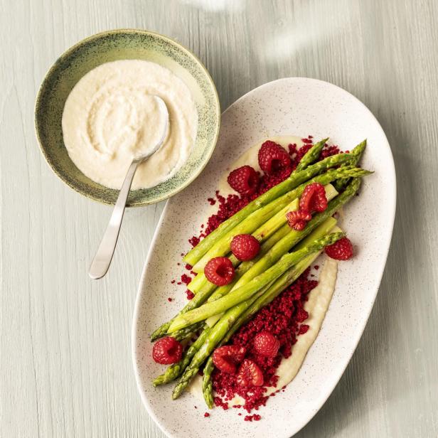 Grüner Spargel mit Himbeercouscous.
