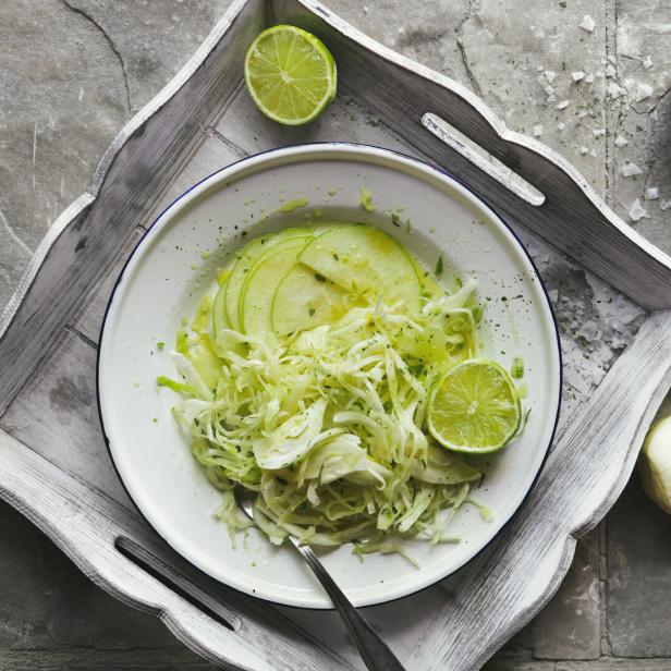 Krautsalat mit Apfel und Fenchel.