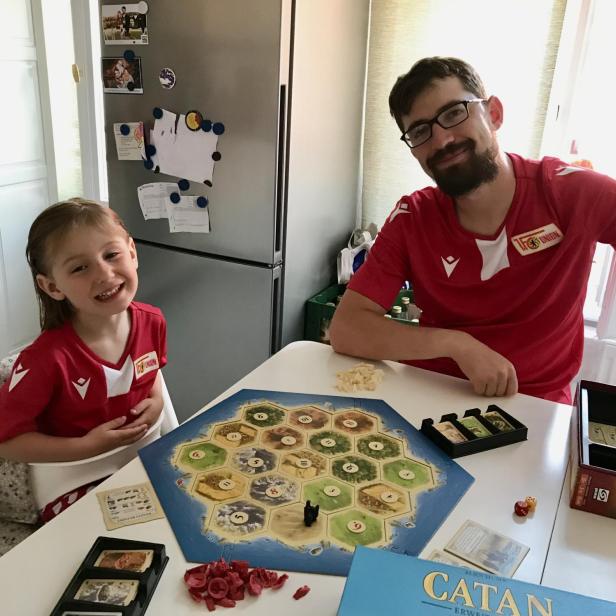 Markus Heinze mit seiner Tochter beim Catan-Spielen.