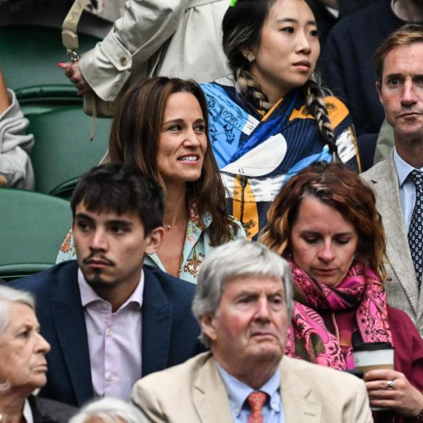 Zuschauer, darunter Pippa Middleton, verfolgen ein Tennisspiel in Wimbledon.