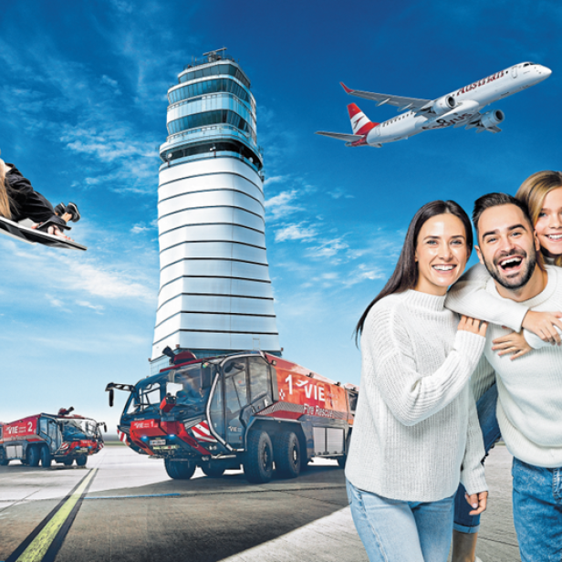 Eine Familie steht vor einem Flughafen. 