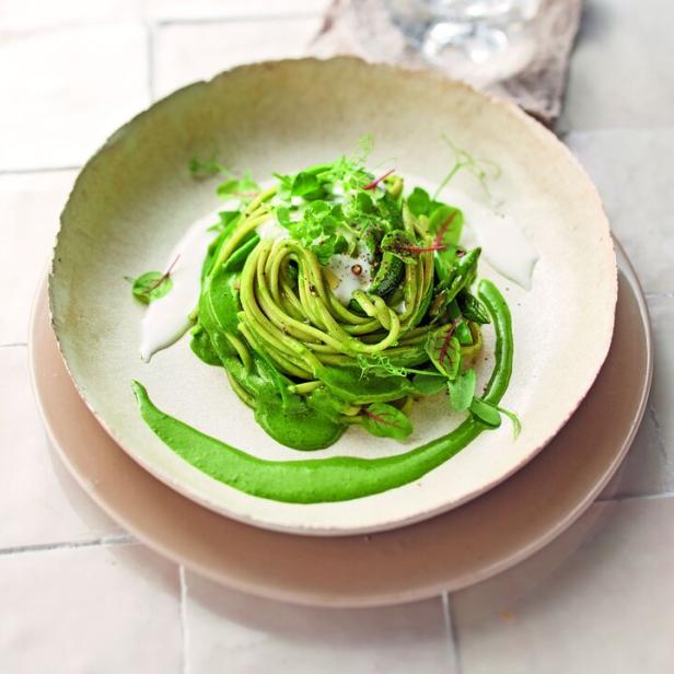 Frühlings-Linguine mit Burrata-Creme.
