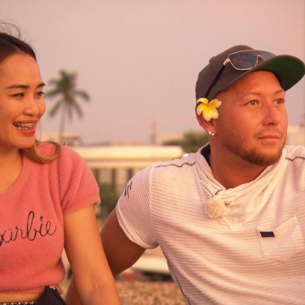 Daniel (re.) sucht seine „Barbie“ – in „Das Geschäft mit der Liebe“.