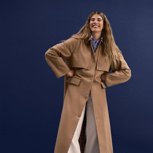 Voll im Trench: Dazu ein hellblaues Hemd und eine weiße Jeans. Jawohl, die tragen wir jetzt schon. Look Peek & Cloppenburg Curated by Veronika Heilbrunner.