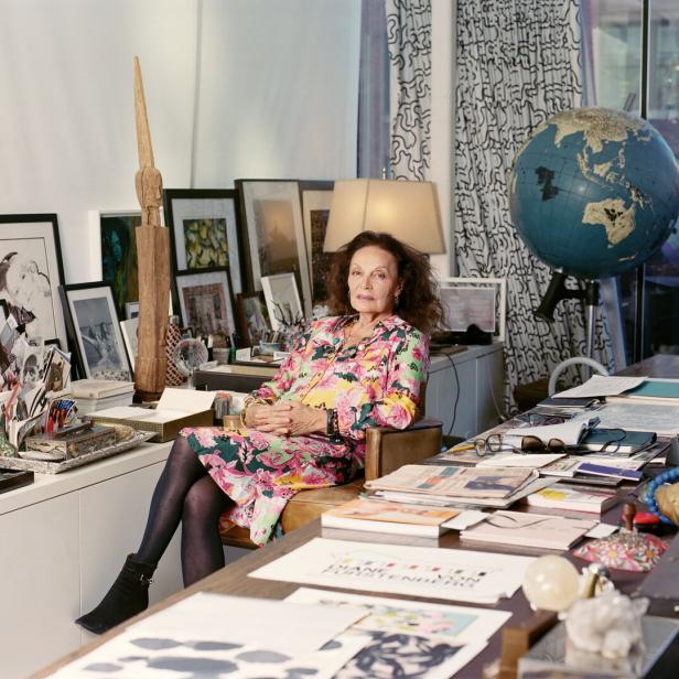 Diane von Fürstenberg sitzt an ihrem Schreibtisch.