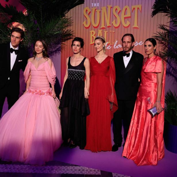 Der Rosenball: Ben Sylvester-Strautmann mit Alexandra von Hannover, Charlotte und Beatrice, Andrea mit Ehefrau Tatiana.