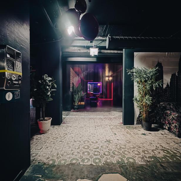 Blick in den Innenraum der Pratersauna mit Bar und Sitzecke.