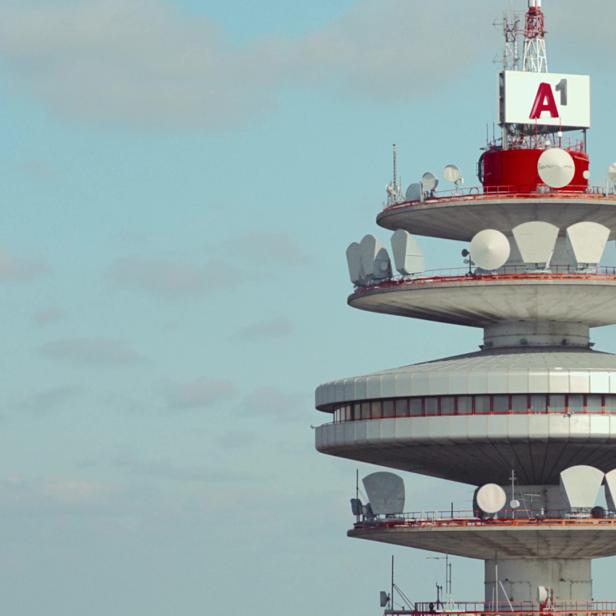 Ein Mast mit Satelliten. 