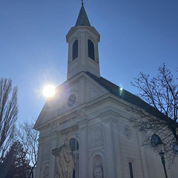 Die Pfarrkirche zum „Heiligen Oswald“ im Biedermeierstil steht im Zentrum des Khleslplatzes