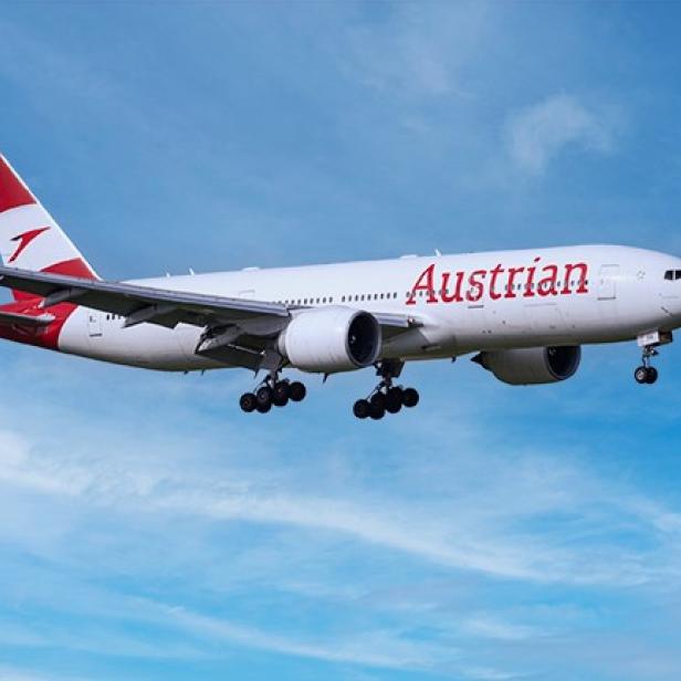 Boeing 777-200ER der Austrian Airlines, in der Luft, mit klarer Sicht auf die charakteristische Lackierung.