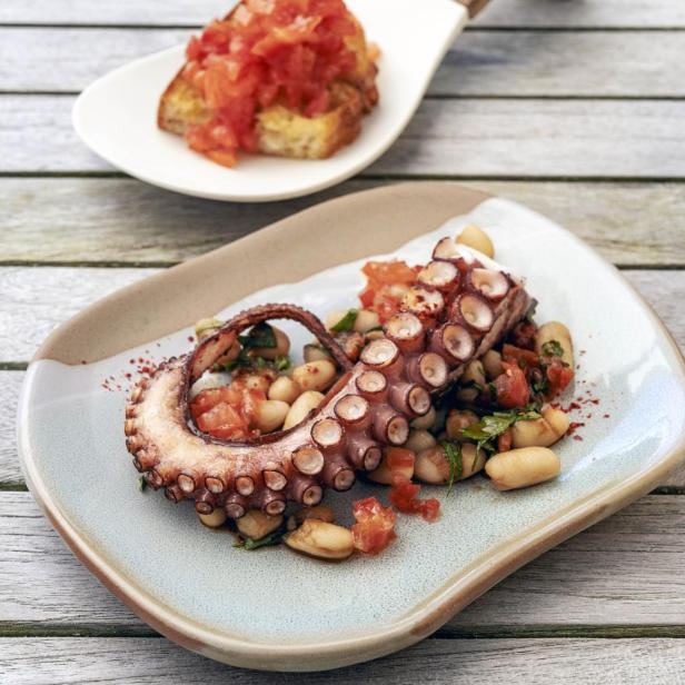 Gegrillter Pulpo auf Bohnensalat mit Tomatenröstbrot.