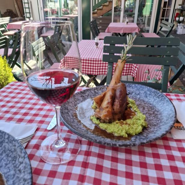 Geschmorte Lammstelze mit Ribelmais-Bärlauch-Polenta.
