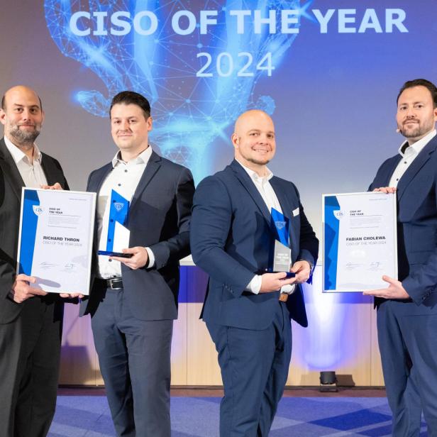 Foto v.l.: Simon Tjoa (Juryvorsitzender), Richard Thron (Umdasch Group AG) und Fabian Cholewa (Software GmbH) – beide „CISO of the Year 2024“, Harald Erkinger (Geschäftsführer CIS - Certification & Information Security Services GmbH) bei der Preisverleihung im Rahmen des CIS Compliance Summit 2024.