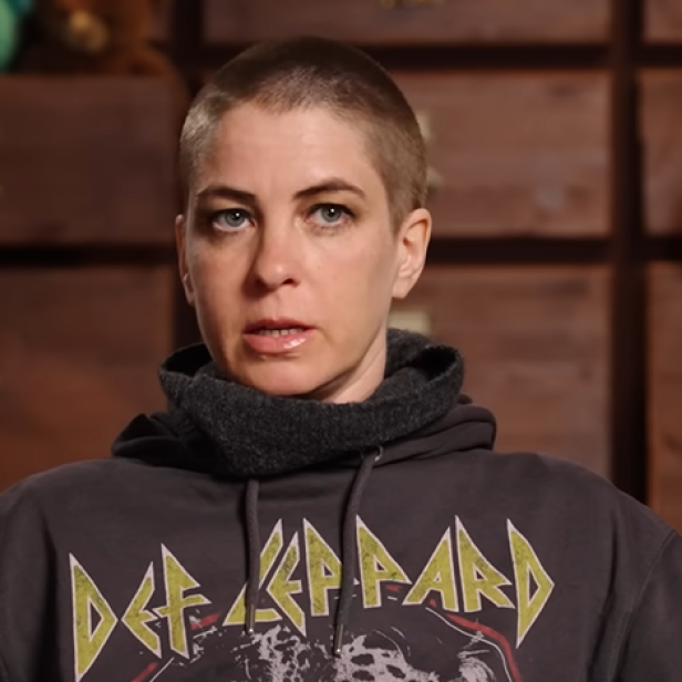 Jasmin Tawil: 42-jährige Frau mit kurzen Haaren in grauem Sweater