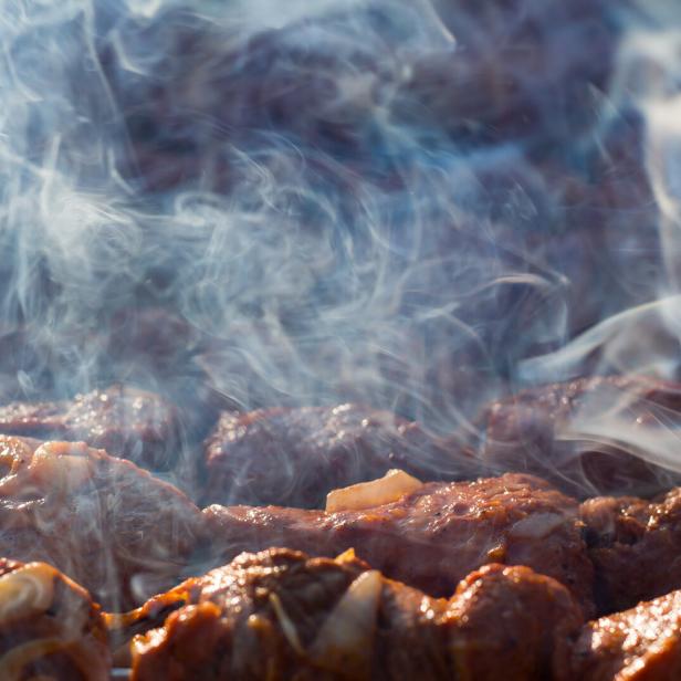 Fleisch mit viel Rauch am Griller Smoker.