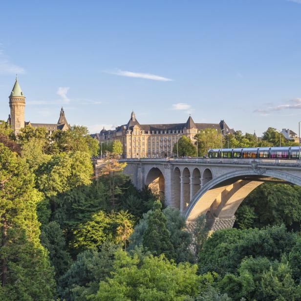 Eine Straßenbahn fährt über die Adolphe-Brücke in Luxemburg.