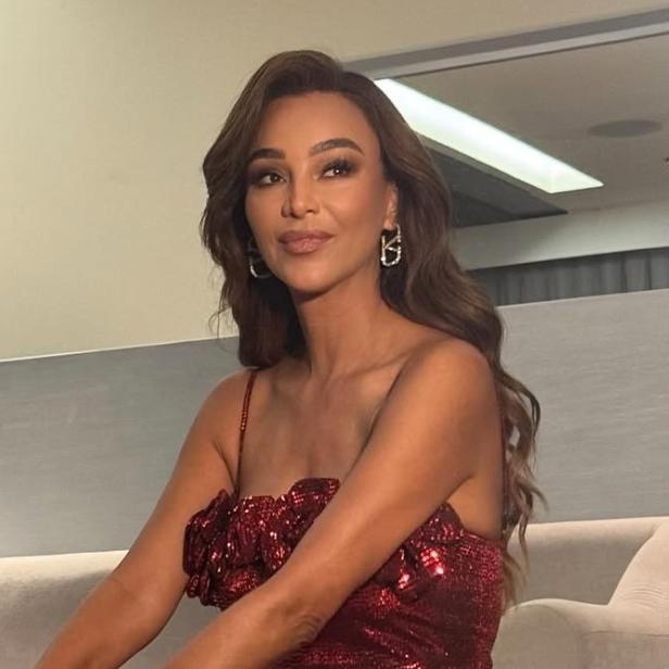 Verona Pooth posiert im roten Glitzerkleid für ein Foto