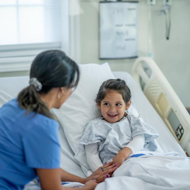 Ein Kind im Krankenbett.