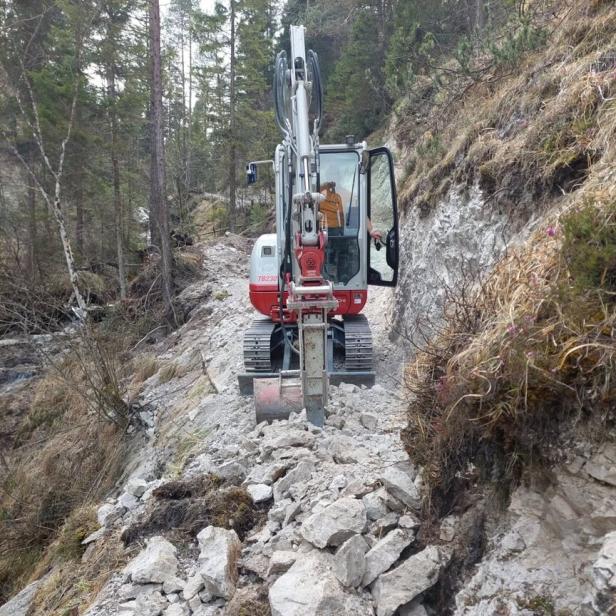 Bagger im Steilgelände am Weg zwischen Ötscherhias und Erlaufklause