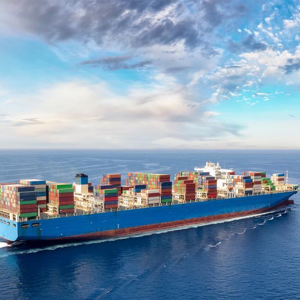 Ein Logistikschiff auf offener See. 