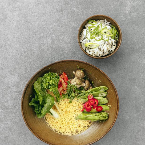 Thai-Curry vom jungen Gemüse mit Sesamreis.