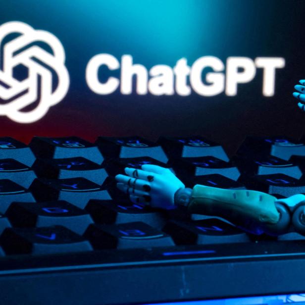ChatGPT-Logo und Roboter-Arm auf einem Screen.