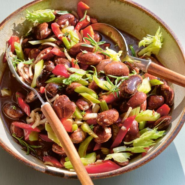 Käferbohnensalat mit Paprika, Zwiebeln und Sellerie in einer Schüssel.