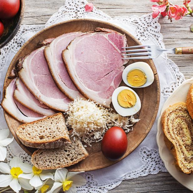 Osterjause mit Osterschinken, Kren, Brot, Eiern und Kärntner Reindling.