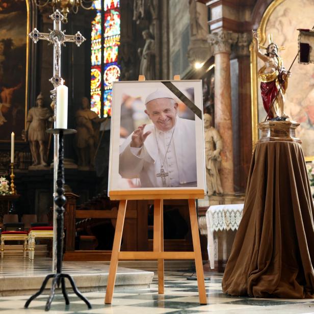 Selfies neben totem Papst: Geschmackloses Verhalten von Besuchern