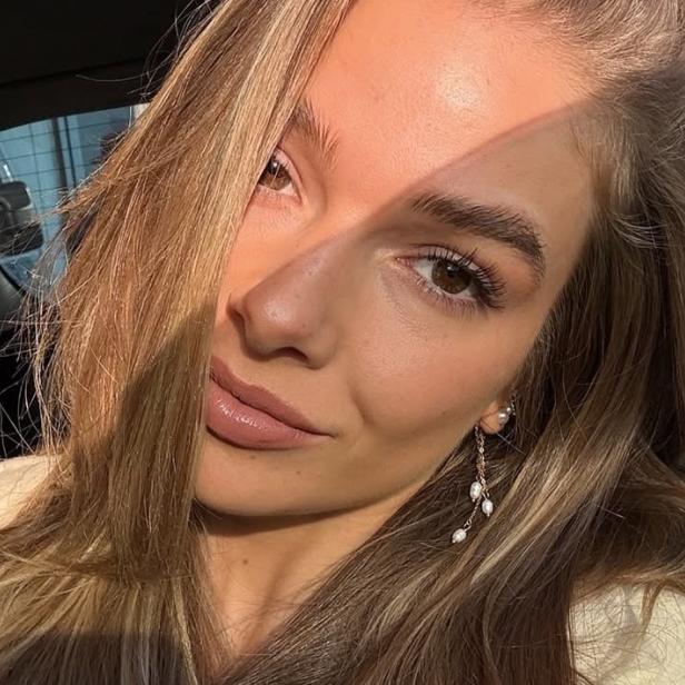 Lola Weippert posiert in einem Auto für ein Selfie