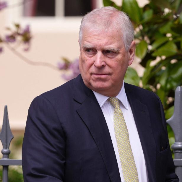 Prinz Andrew in einem dunklen Anzug und gelber Krawatte.