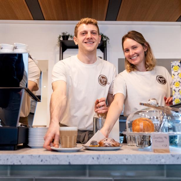Zwei Angestellte von Mamas Café stehen hinter der Theke in Wien.